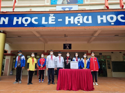THCS Văn Yên quyên góp gây quĩ "Tết vì bạn nghèo"