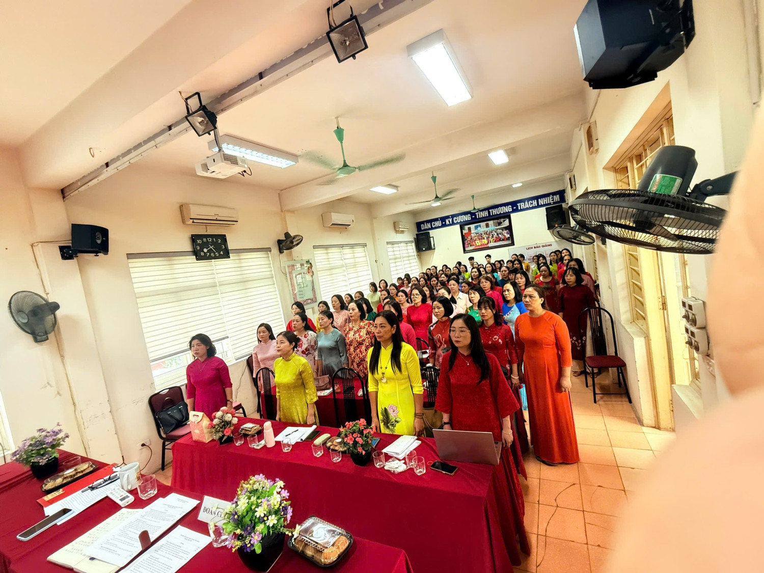 HỘI NGHỊ CÁN BỘ, VIÊN CHỨC, NGƯỜI LAO ĐỘNG TRƯỜNG THCS VĂN YÊN NĂM HỌC 2025–2026